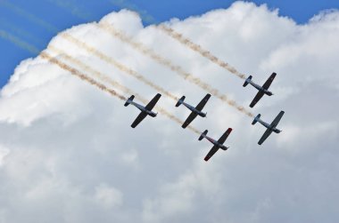 Sion, İsviçre - 15 Eylül 2017: Breitling Jet takım Breitling hava gösterisi