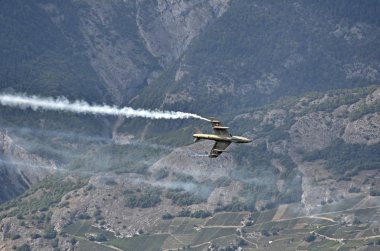 Sion, İsviçre - 15 Eylül 2017: Breitling Jet takım Breitling hava gösterisi