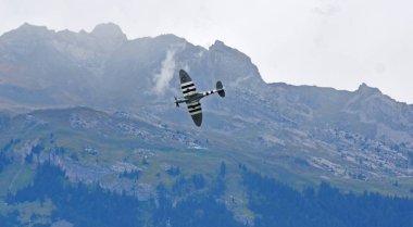 Sion, İsviçre - 15 Eylül 2017: Breitling Jet takım Breitling hava gösterisi