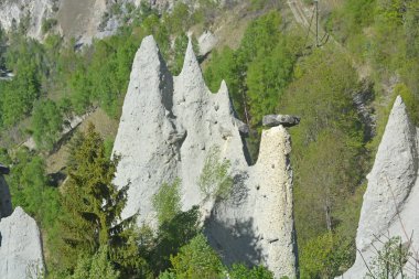 Bir Eusegne, doğal olay piramitleri nerede boulder düzensiz