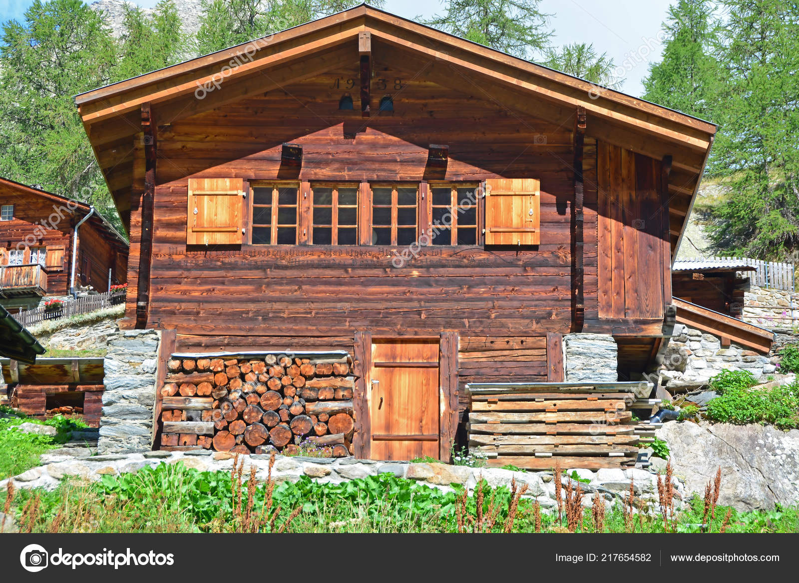 Traditional Swiss Mountain Chalet Mountain Summer Hamlet ⬇ Stock Photo