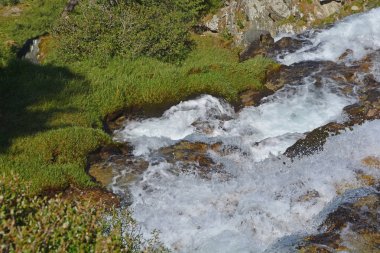 dağlarda yüksek şelale doğal görünümü