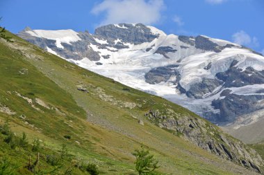Güneyden Lotschtal Breithorn içinde İsviçre Bernese Alpleri, geniş buzullar ile görüntülendi