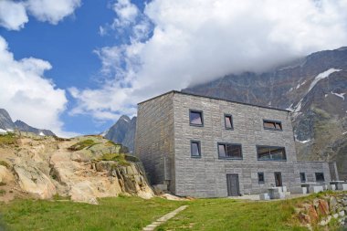 Modern Annenhutte dağ sığınma Lotschtal İsviçre Bernese Alpleri Başkanı.