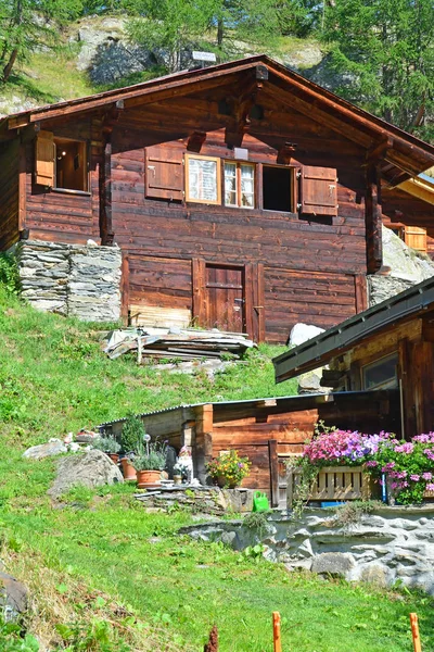Традиционные Швейцарские Горные Шале Горной Летней Деревне — стоковое фото