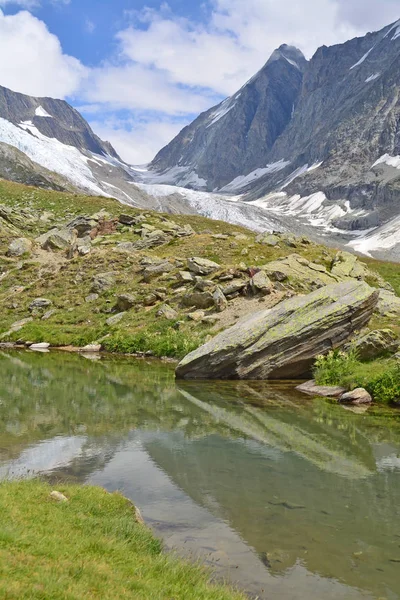 Lotschenlucke Pass Con Hollandia Hut —  Fotos de Stock