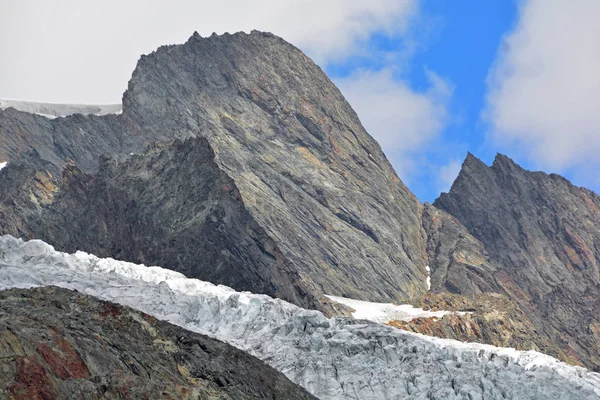 Anungrat Ridge Sestupuje Mittaghorn Nad Lotschtal Údolím Bernské Alpy Švýcarsko — Stock fotografie