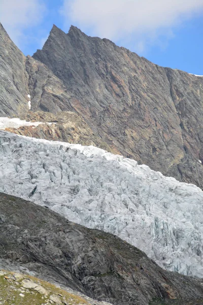 Anungrat Ridge Bajando Mittaghorn Sobre Valle Lotschtal Los Alpes Berneses —  Fotos de Stock
