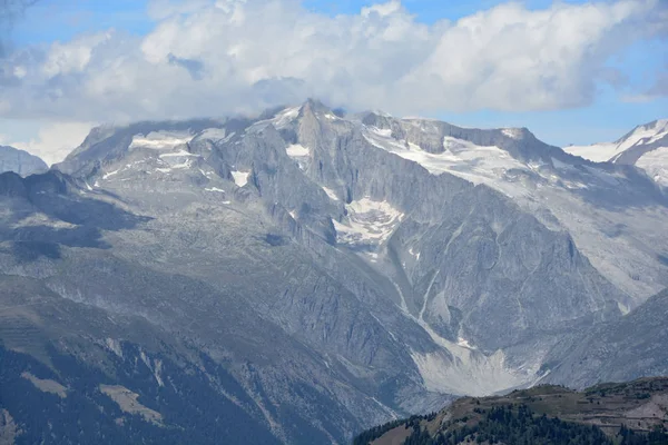 ベルナー アルプス スイスの Wannenhorn Chriegal のパスでスイス イタリアとの国境から見た — ストック写真