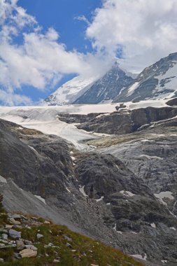 Brunegg Buzulu altında Güney İsviçre Alpleri'nde Weisshorn