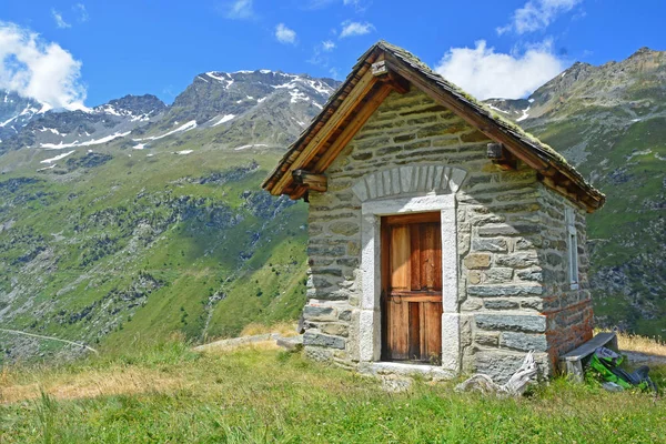 Piccola Cappella Montagna Una Giornata Estiva Limpida Soleggiata — Foto Stock