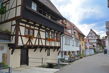 Ortaçağdan kalma şehir yanındaki Swabian Jura bölgesinde küçük kanal Alman yarı ahşap binada