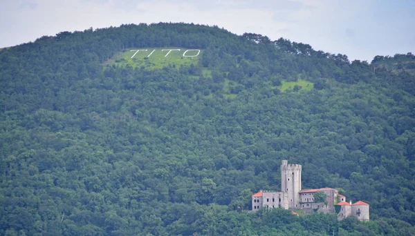 Nombre Tito Grabado Montaña Sobre Castillo Eslovenia — Foto de Stock