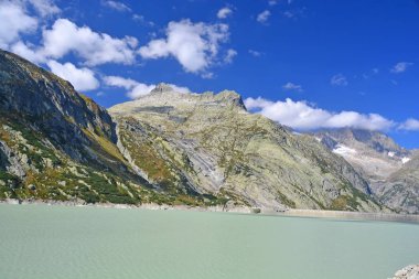 Alplistock Raterichsbodensee hemen altında Orta İsviçre Grimsel geçişte yukarıda