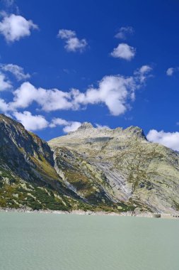 Alplistock Raterichsbodensee hemen altında Orta İsviçre Grimsel geçişte yukarıda