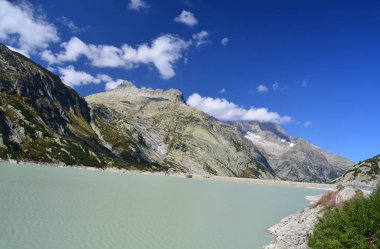 Alplistock Raterichsbodensee hemen altında Orta İsviçre Grimsel geçişte yukarıda