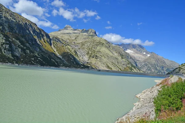 Alplistock 以上的 Raterichsbodensee Grimsel 通过在瑞士中部 — 图库照片