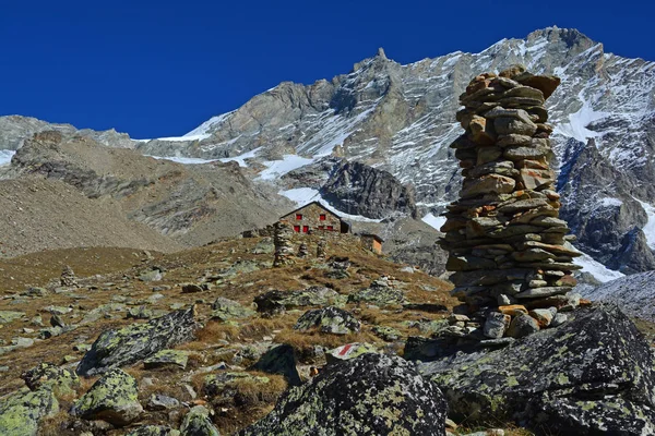 Arpitetta Refuge and the Weisshorn — Stock Photo, Image