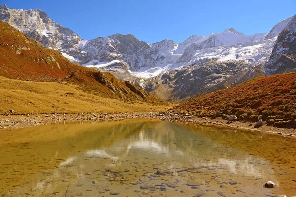 Sjön Arpitetta och Weisshorn — Stockfoto