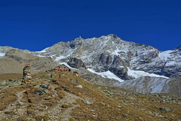 Arpitetta Refuge and the Weisshorn — Stock Photo, Image