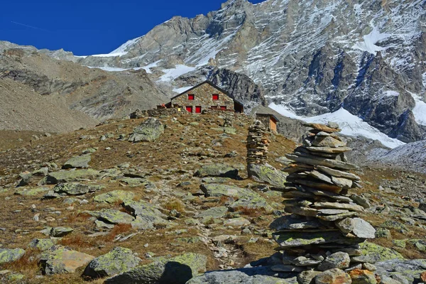 Arpitetta schronienia i Weisshorn — Zdjęcie stockowe