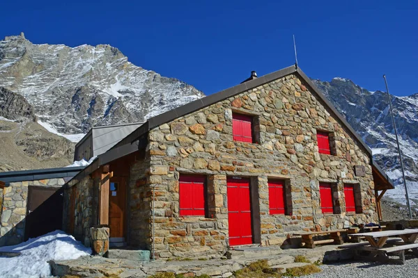 Mountain Refuge with snow — Stock Photo, Image