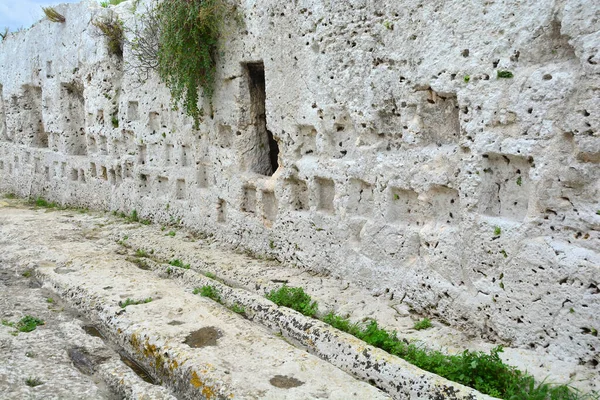 死者の古代ギリシャの通り またはシュラクサイの世俗的な通り シチリア島 岩の墓と 両側にニッチと碑文 — ストック写真