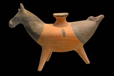 Antik Yunan çömlek sürahisi, tıpasını kaybetmemek için ip bağlamak için deliği olan bir at şeklinde. Durdurucu kayboldu. M.Ö. 700 yılına ait.