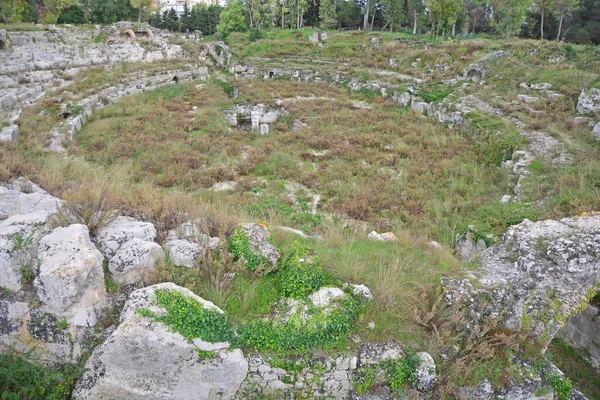 Ruiny Zarośniętego Rzymskiego Amfiteatru Syrakuzach Sycylii Przedstawiające Korytarze Dojazdowe Arenę — Zdjęcie stockowe