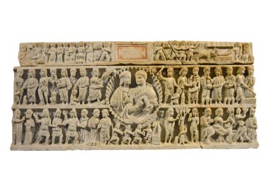 Meşhur Adele Sarcophagus. St. John Yeraltı Mezarlığı, Syracuse 'da bulundu ve 4. yüzyıldan kalma. Detaylar İncil 'deki sahneleri gösteriyor. İçindeki ceset, Adele adında Romalı asil bir bayandı.