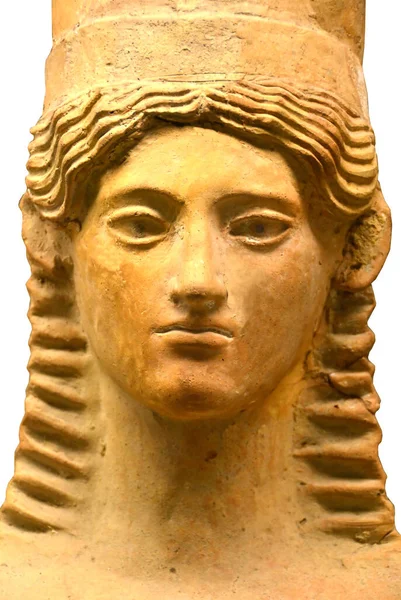 長い波状の髪とピアス視線を持つ女性の頭の古代ギリシャ彫刻 紀元前6000年 — ストック写真