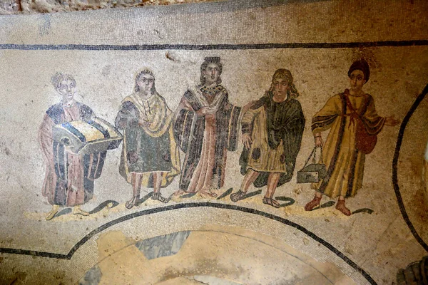 古代ローマ時代の貴族のモザイク 2人の娘 ヴィラ ロマーナ カサーレの浴場への途中で2人の使用人 シチリア島 — ストック写真