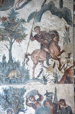 Tavşan 'ın Antik Roma Mozaiği, tavşanı öldürmek için iki çatallı mızrak kullanarak avcıyla at sırtında avlanıyor. UNESCO listesinden Villa Romana del Casale, Sicilya