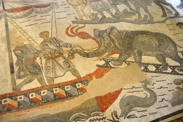 Antigua Escena Mosaico Romano Que Muestra Los Romanos Tirando Elefante —  Fotos de Stock