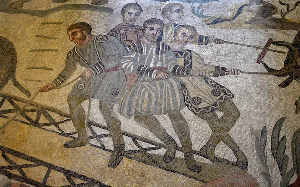 古代ローマのモザイクシーンの労働者は グレートハント回廊で 船の板の上に動物をロードします ユネスコの世界遺産に登録されているロマナ カザーレから シチリア — ストック写真