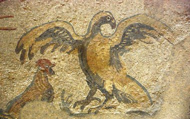 Büyük Av Koridorunda uzanan kanatları olan antik bir Altın Kartal mozaiği. UNESCO listesinden Villa Romana del Casale, Sicilya