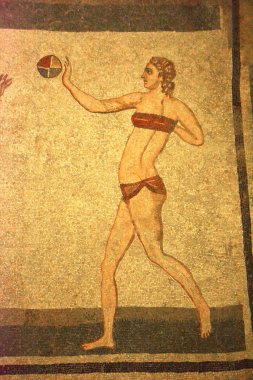 Bikinili Kızlarla Odadan top oynayan bikinili bir kızın antik Roma mozaiği. UNESCO listesinden Villa Romana del Casale, Sicilya