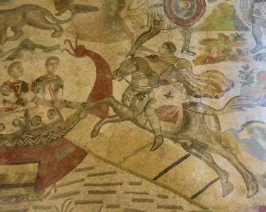Yakaladığı iki kaplan yavrusunu taşıyan bir adam, atını bir geminin iskelesinde hızla sürüyor. UNESCO 'nun listesindeki Antik Roma mozaiklerinden Büyük Av Villa Romana del Casale' de