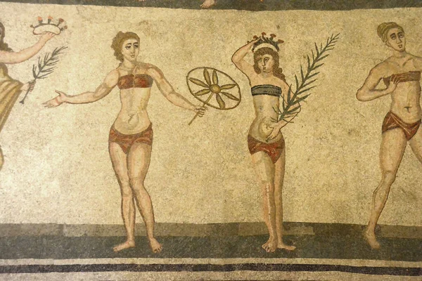 Antiguo Mosaico Romano Una Niña Bikini Habiendo Ganado Juego Llevando — Foto de Stock