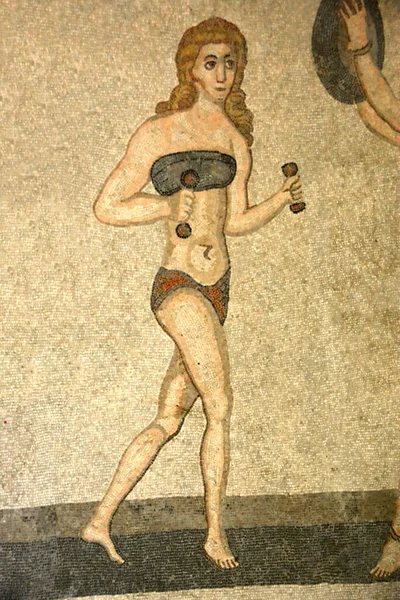 Antigo Mosaico Romano Uma Menina Magro Com Cabelo Loiro Biquíni — Fotografia de Stock