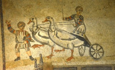 Bir çocuk arabasının antik Roma mozaiği albata takımının kazları tarafından çizilmiş. UNESCO 'nun listesinden Antik Roma mozaikleri Villa Romana del Casale' de listelenmiştir.