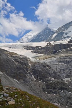 İsviçre 'nin güneyindeki Weisshorn' un altındaki Brunegg Buzulu.