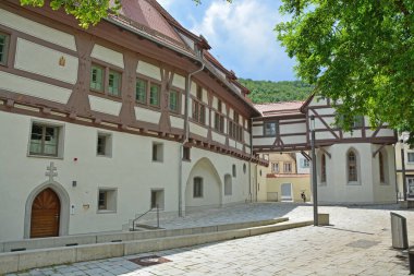 Swabian Jura bölgesinde bayrak taşından caddeleri olan ortaçağ kasabasında yarı keresteli Alman binası.
