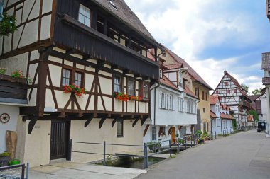 Ortaçağ kasabasında, Swabian Jura bölgesinde küçük bir kanalın yanındaki yarı keresteli Alman binası.