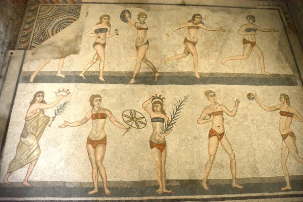 Plný Pohled Slavné Dívky Bikinách Starověká Římská Mozaika Seznamu Unesco — Stock fotografie