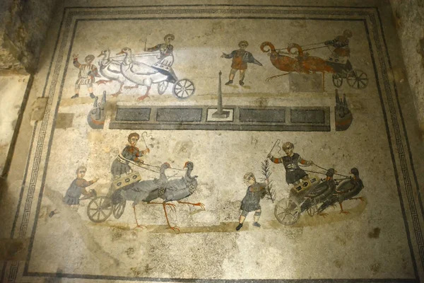 4つの異なる色のチームの鳥によって描かれた子供の戦車レースの古代ローマのモザイク ユネスコの世界遺産に登録されている古代ローマのモザイクのヴィラ ロマーナ カザーレ — ストック写真