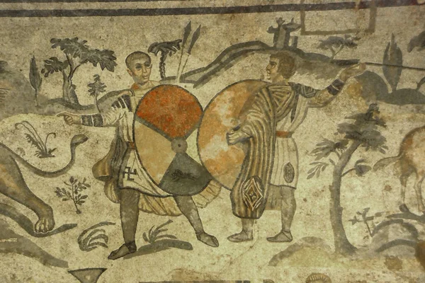Altrömisches Mosaik Von Zwei Jägern Mit Schilden Und Speeren Afrika — Stockfoto
