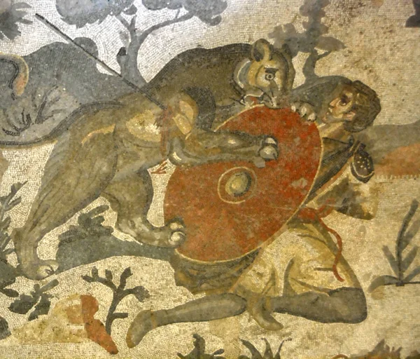 Antiguo Mosaico Romano León Herido Atacando Cazador Con Escudo Los — Foto de Stock