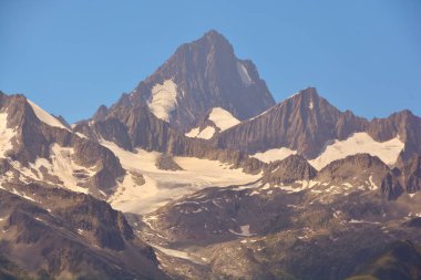 Bernese Alpleri 'nin kudretli Finsteraarhorn' u İsviçre 'nin güneyinden görüldü.