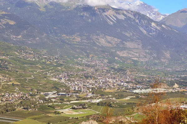 스위스 남부에 발레주에 레라는 전경으로 흐르고 뒤에는 알프스가 — 스톡 사진